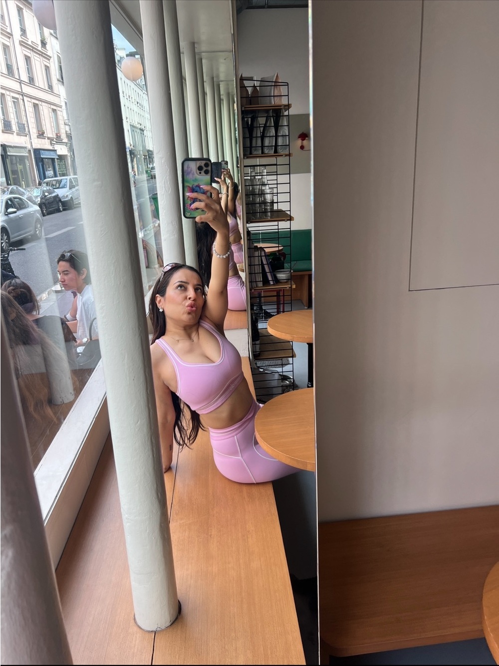 Gorgeous two piece alo yoga set - Picture 3 of 3